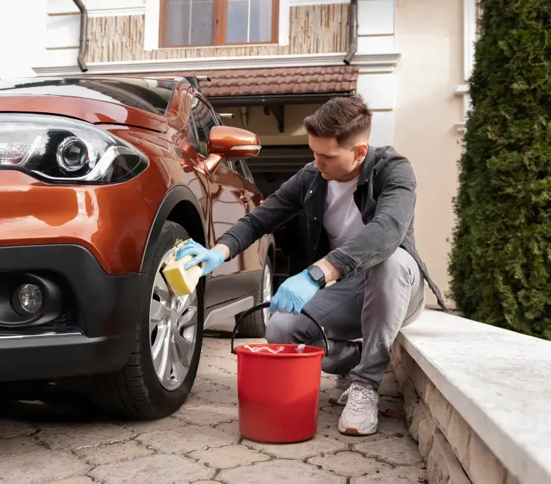 Lavage auto à domicile Castillon-Debats : professionnel intervenant sur un véhicule